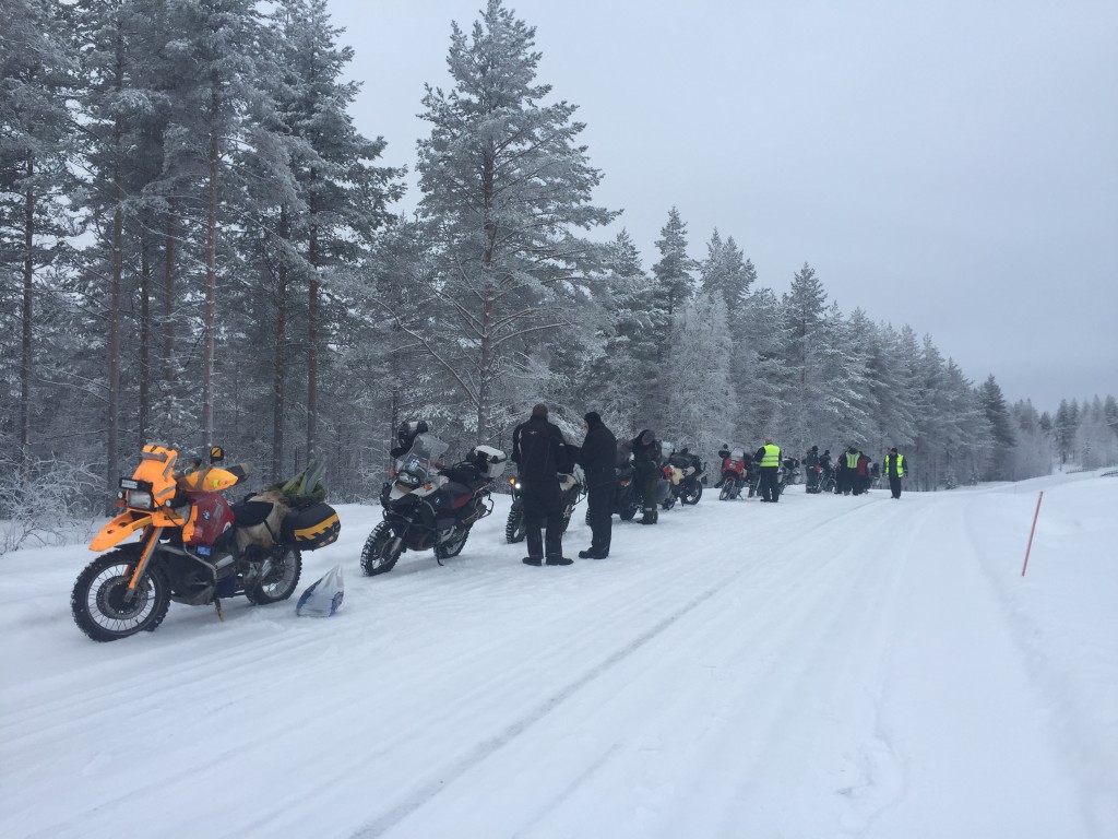 BWT16:tta edelsi talvinen moottoripyöräkokoontuminen Kuhmossa. Kolmen motoristin ryhmä starttasi sieltä 24.1.2016 kohti pohjoista.