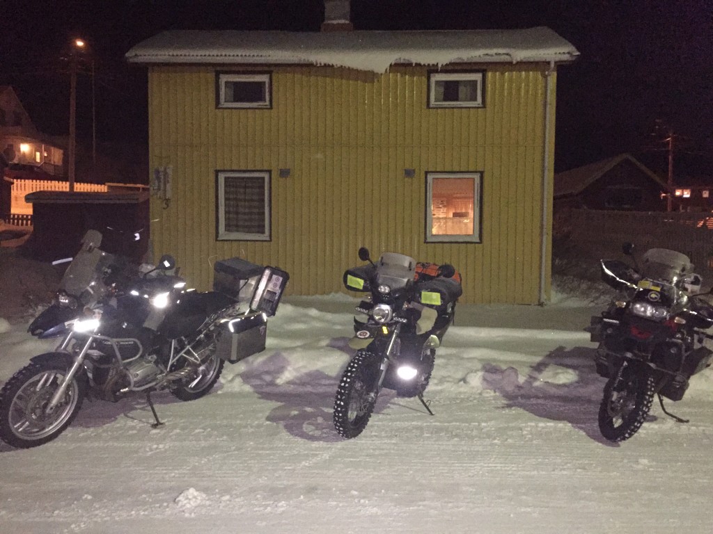 Pyörät parkissa Pykeijässä, takana Johannan Talo.