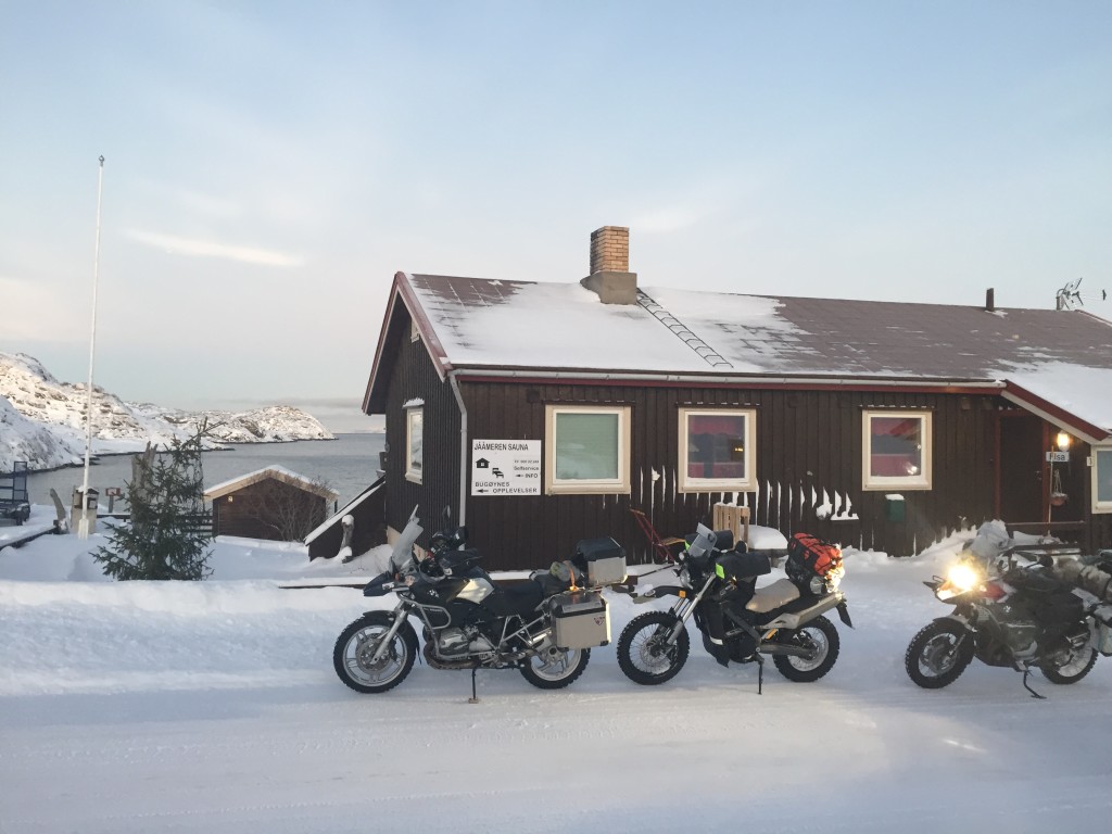 Parkissa todellisen matkailukeskuksen edessä eli Bugøynes Opplevelser AS sekä legendaarinen Jäämeren sauna.