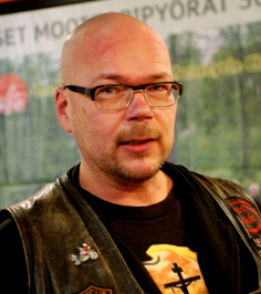 Tommi Lindström ajoi moottoripyörällä myös Helsingin moottoripyörämessuille.